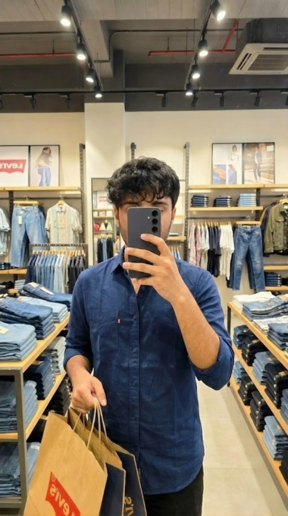 Levi's 镜面购物三星手机 · 匠心演绎