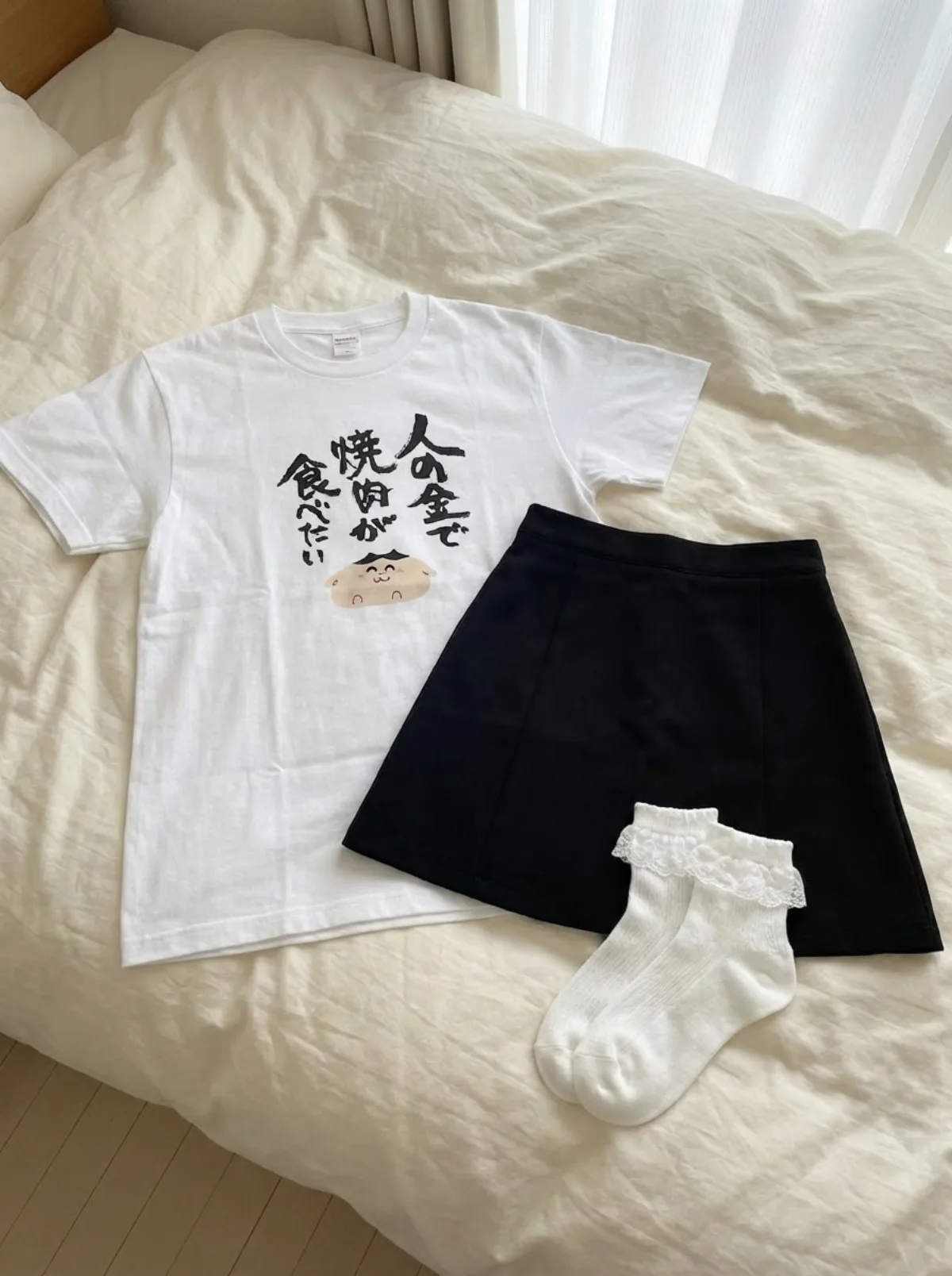 床上摆放的衣服