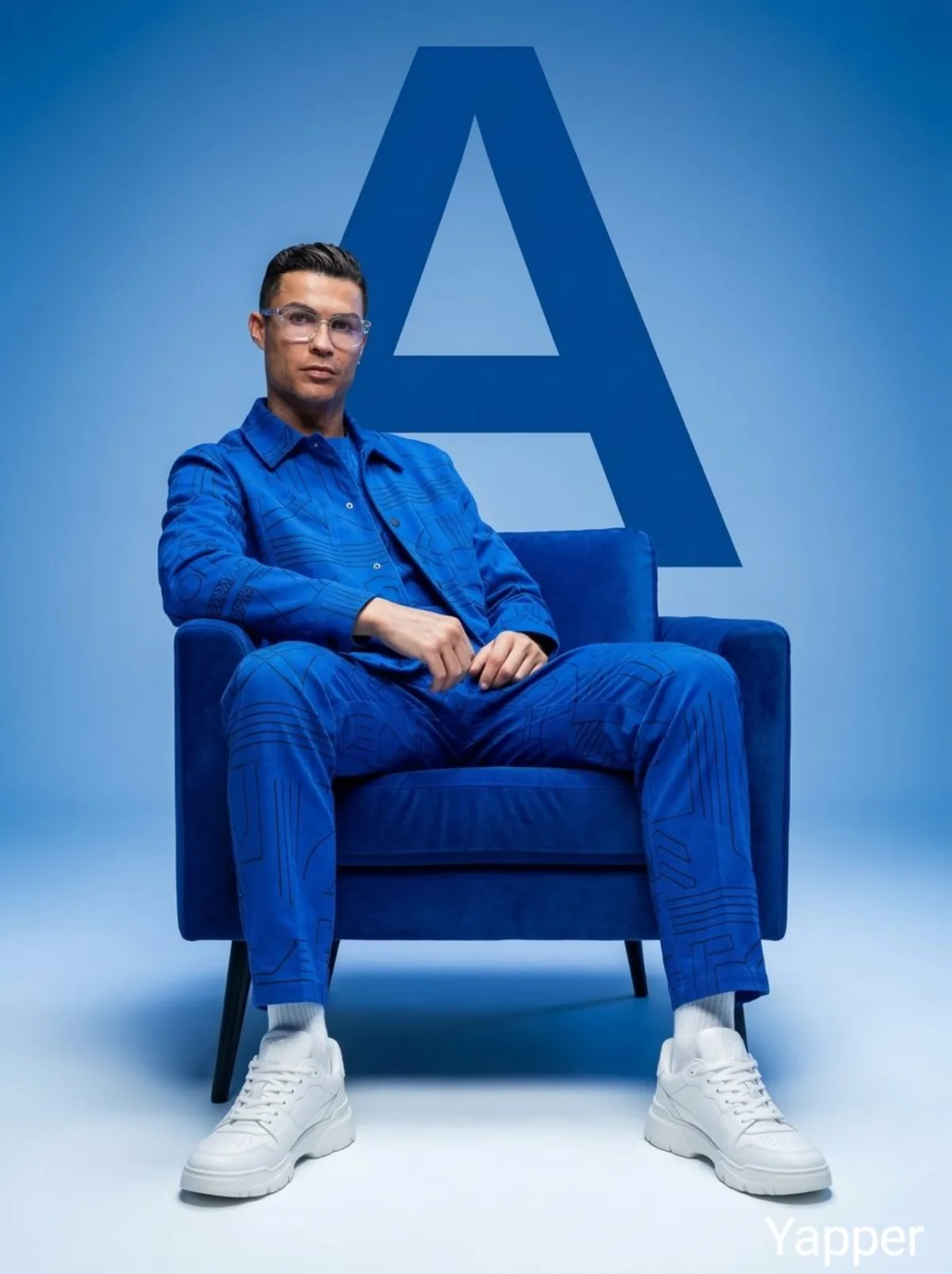 极简时尚影棚拍摄，几何字母“A”
