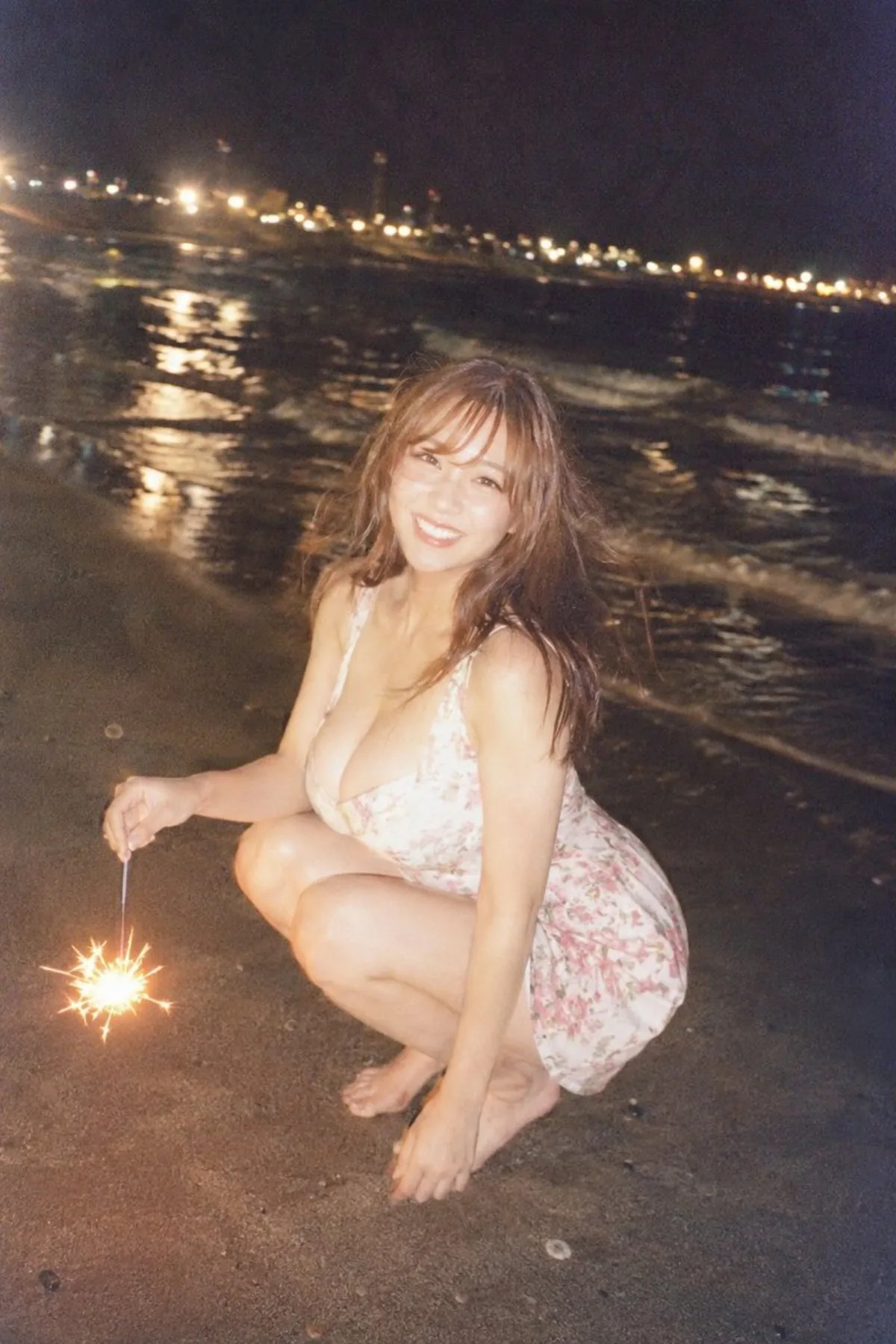 夜间海滩烟花快照