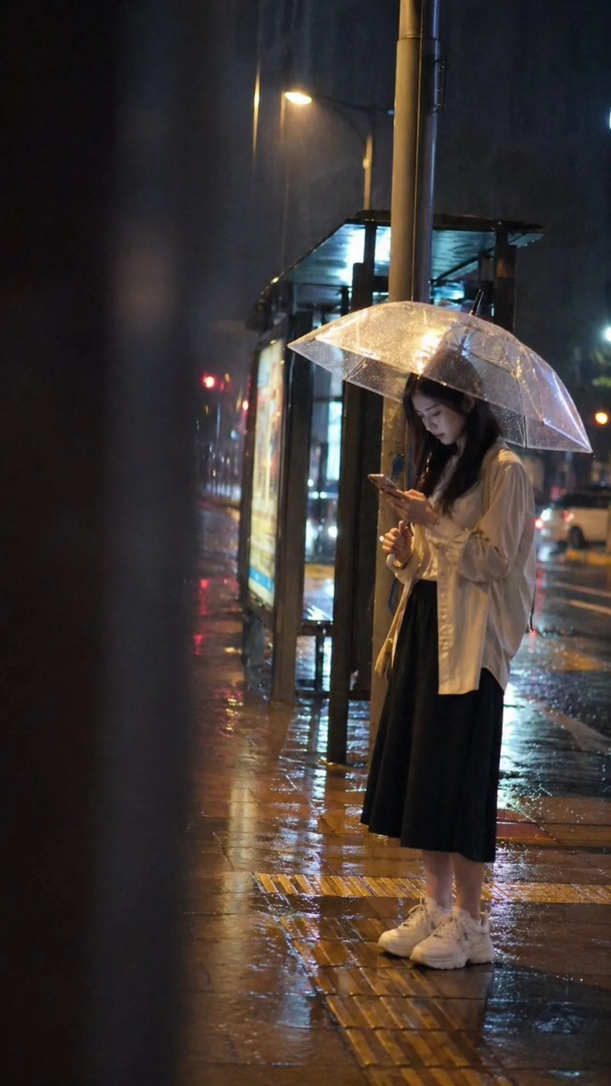 电影感雨夜公交站提示