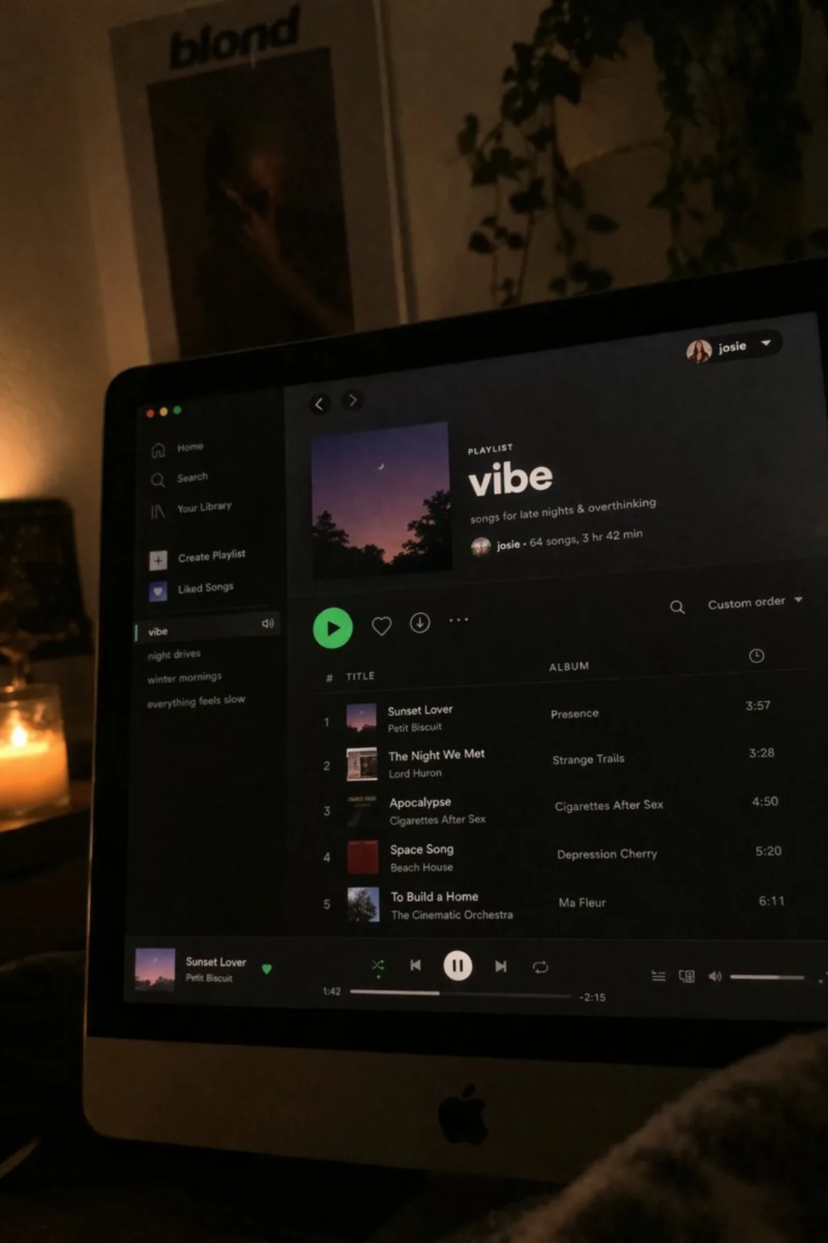 夜间Spotify播放列表屏幕