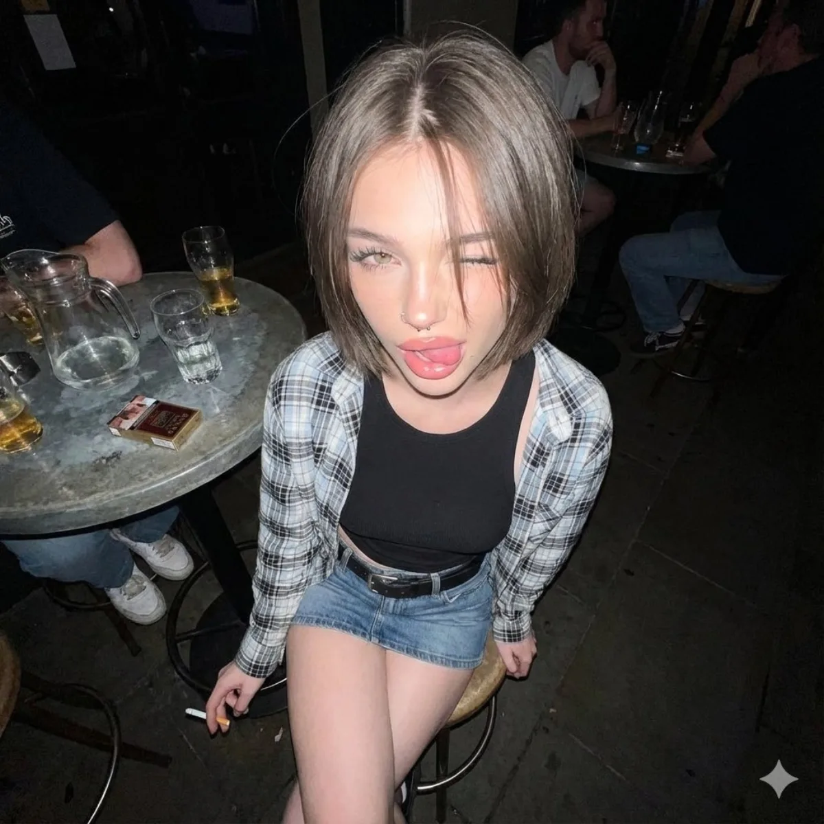 Y2K夜店俏皮少女
