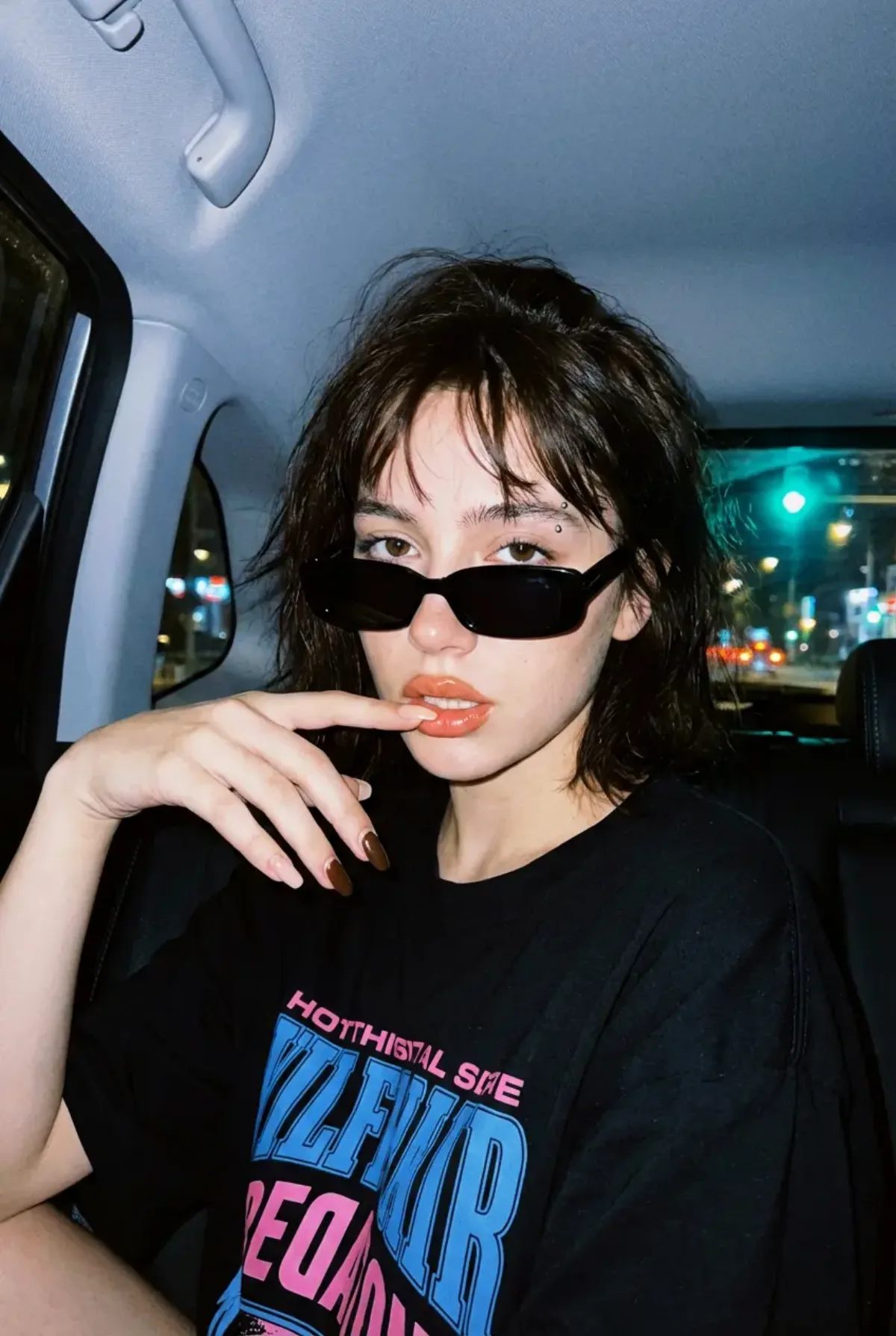 夜晚车内，前卫年轻女性（工作室级风格）