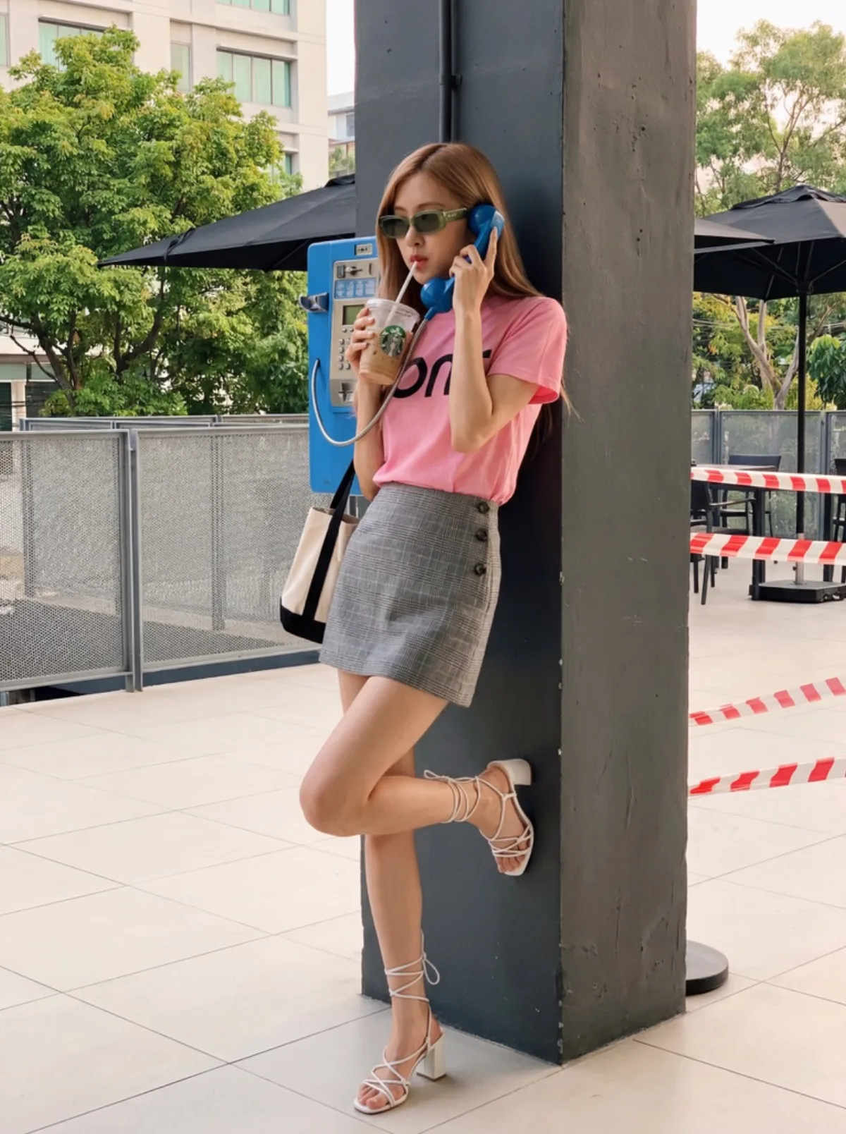 K-pop偶像Rosé与公用电话和冰咖啡（升级风格）