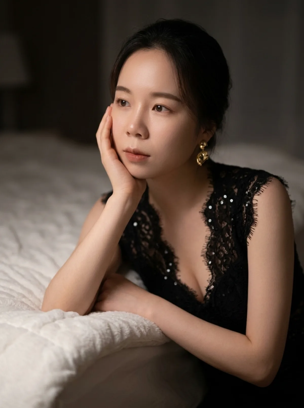 蕾丝上衣的优雅东亚女性，卧室氛围感（精选风格）