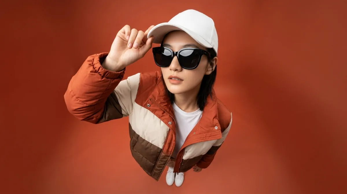 升级视角下的鱼眼人像：撞色羽绒服与俯视视角