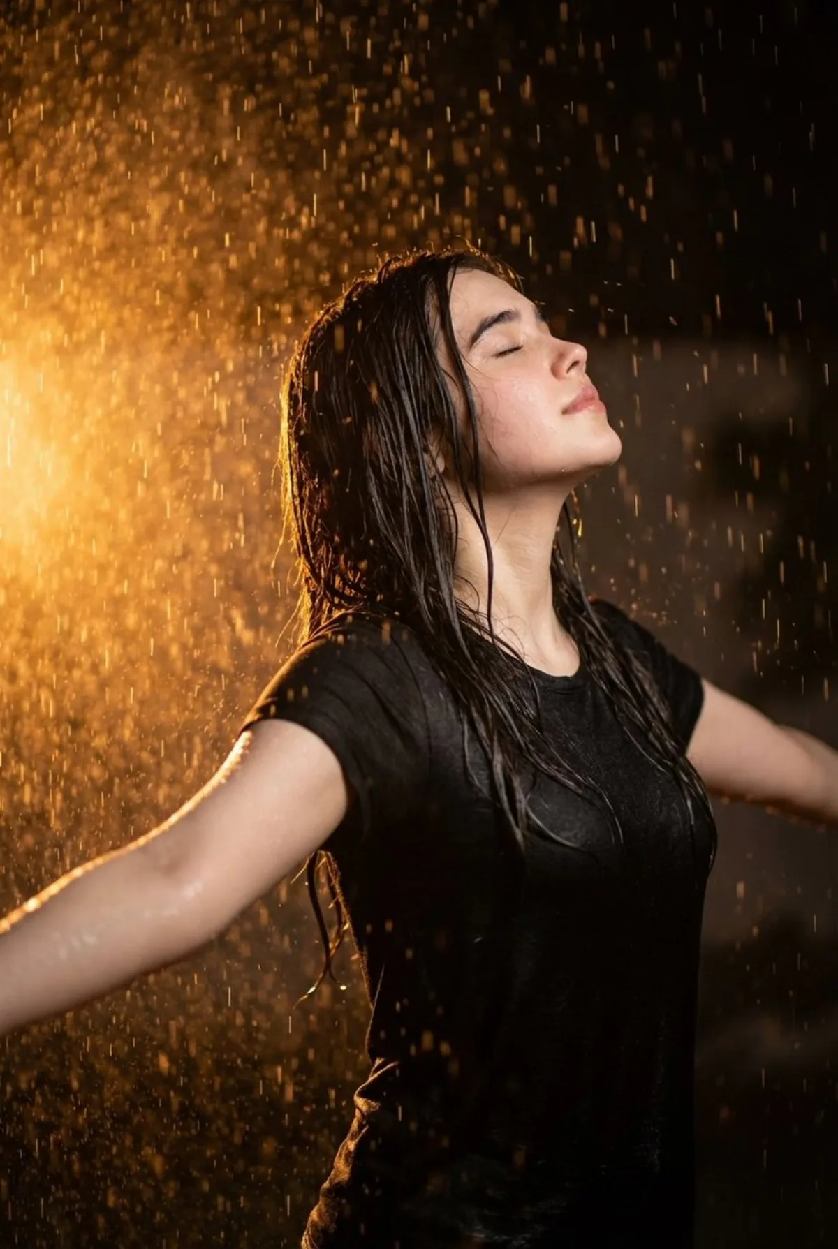 雨中女性电影感肖像，橙色逆光
