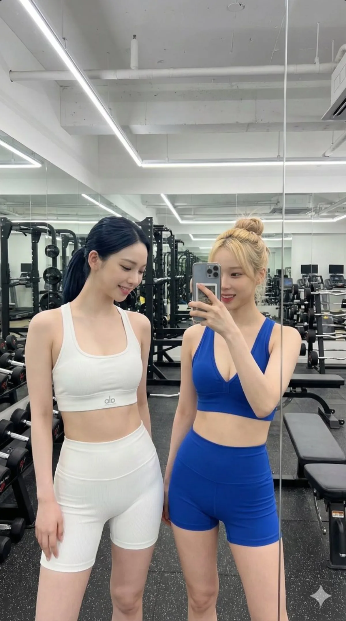 aespa的Karina和Winter在健身房镜子自拍：精选诠释