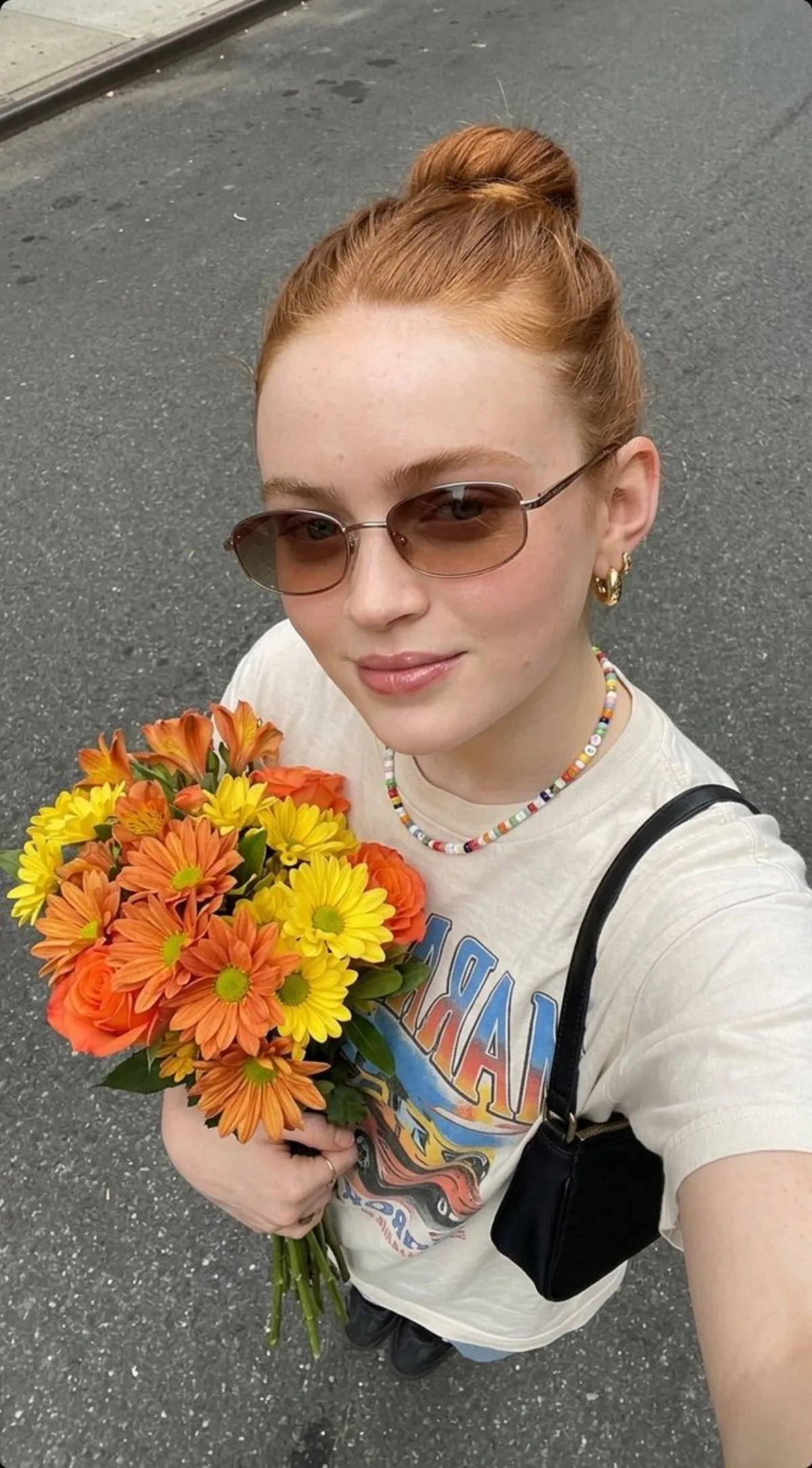 手捧鲜花的自拍，甜美少女风：工作室级诠释