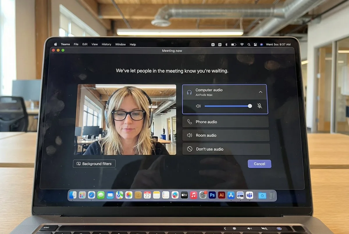 超写实MacBook Teams等候室 · 编辑级演绎