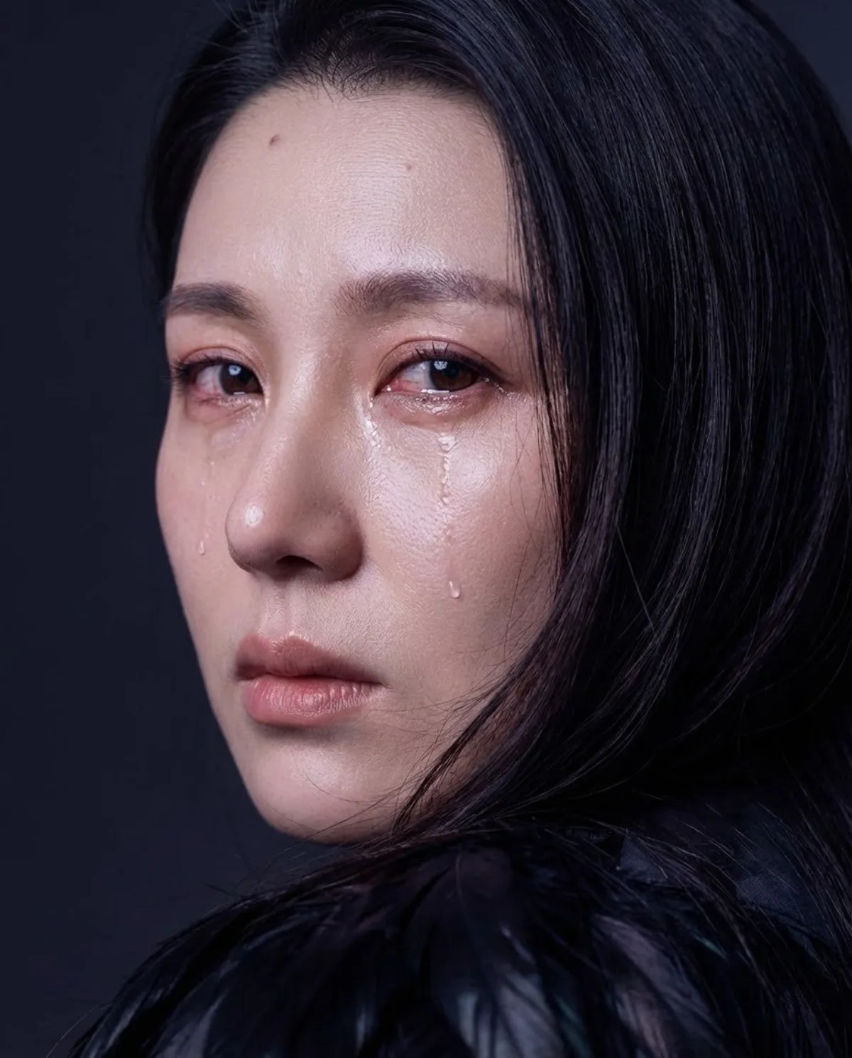 主图视角下的泪痕少女特写肖像